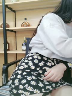 他含着她的乳奶揉搓揉捏后入99年纹身女，身材一级棒