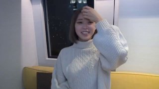 瘦小的青少年西玛·拉斯托娃游泳